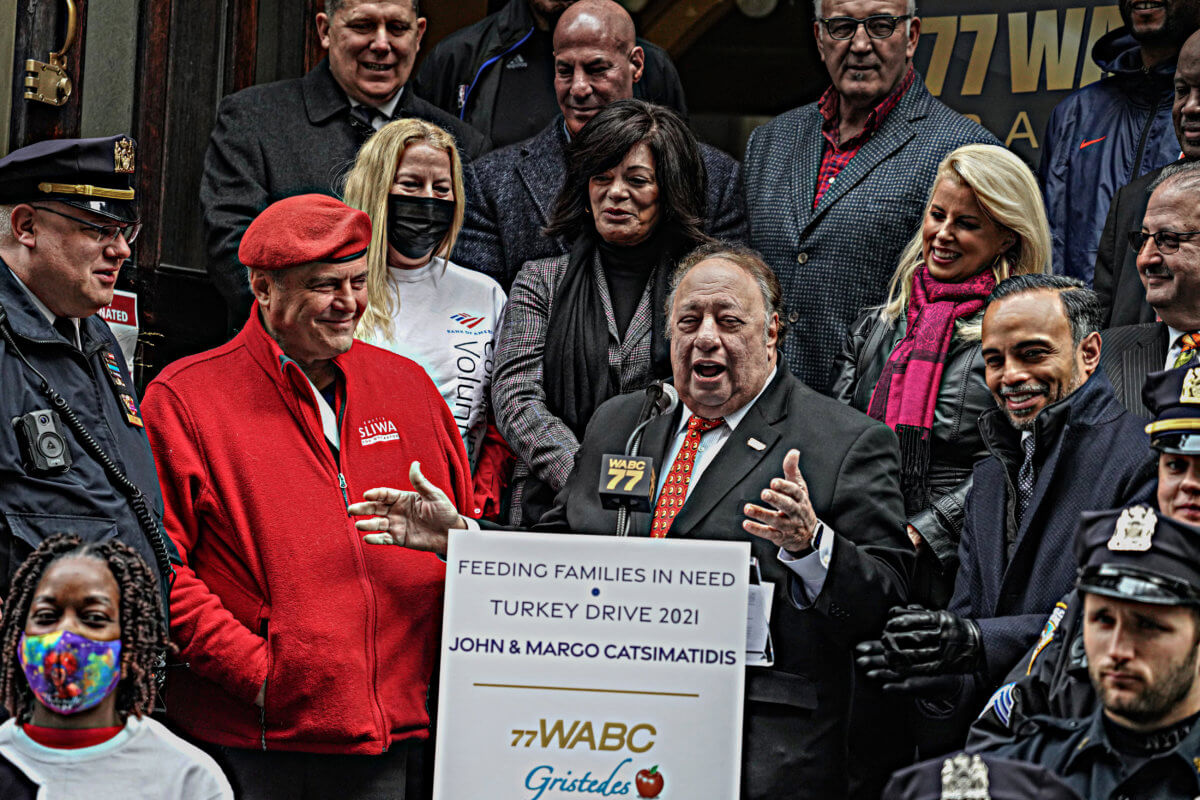 NYPD and former New York Knicks make a play against food insecurity 6
