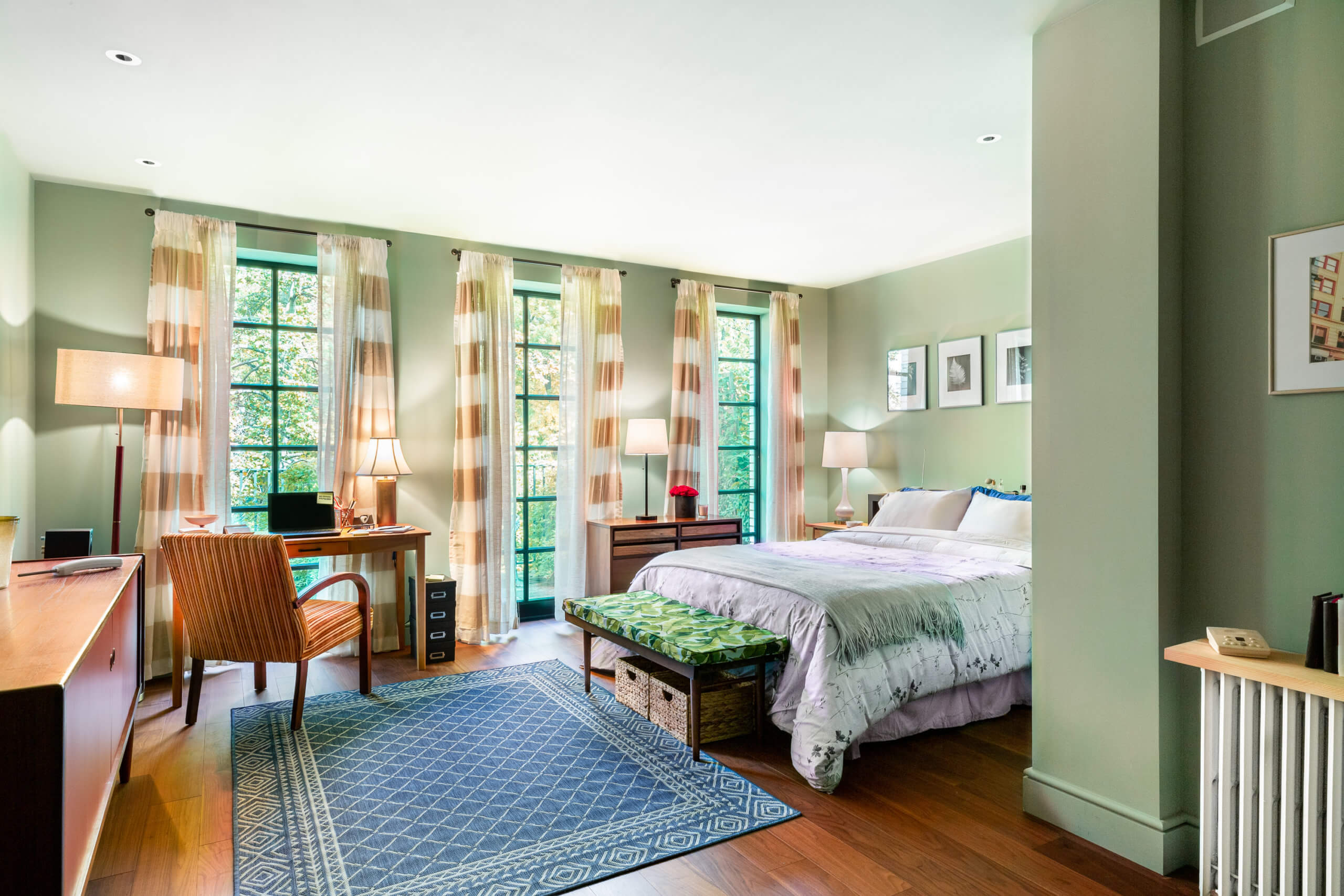 'Sex and the City' fans can soon book an Airbnb stay in Carrie Bradshaw's NYC apartment 6