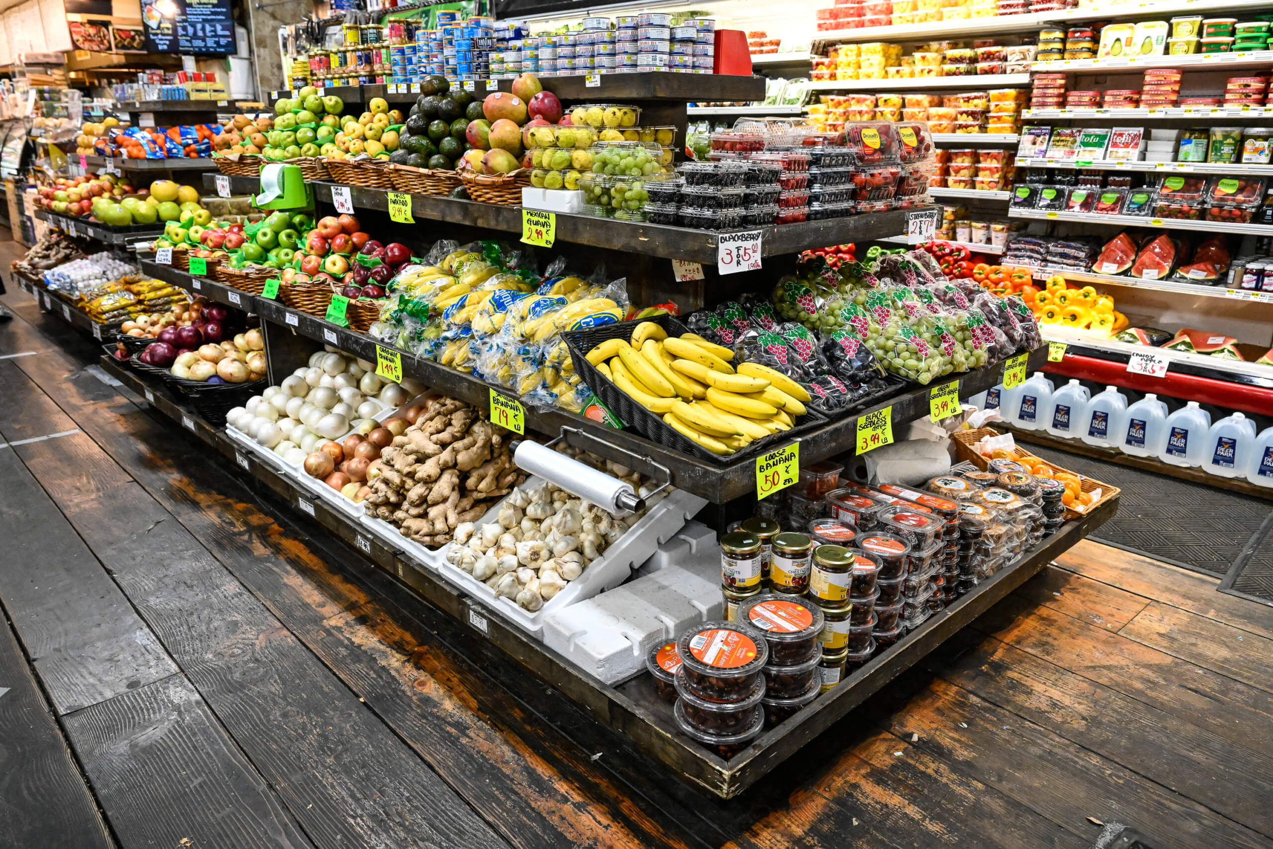 THE RACE TO DELIVER: How new grocery delivery apps are impacting New York's real estate market 7