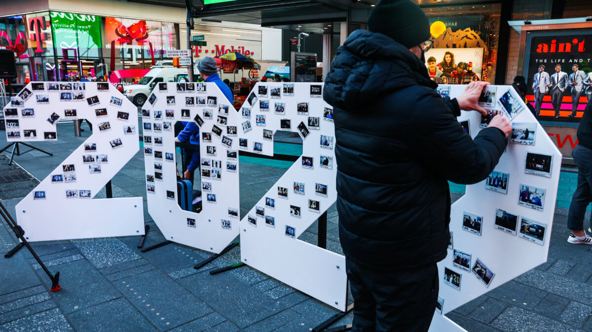 Counting down to the New Year: 2022 numerals arrive in Times Square 7