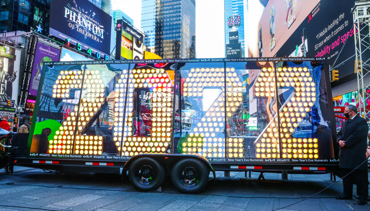 Counting down to the New Year: 2022 numerals arrive in Times Square 6
