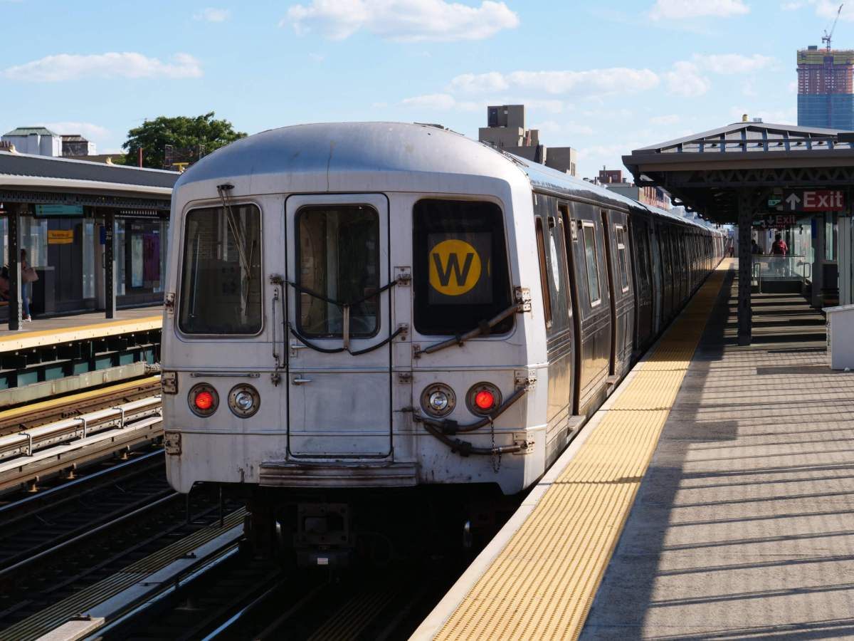 R46_W_train_at_30th_Avenue