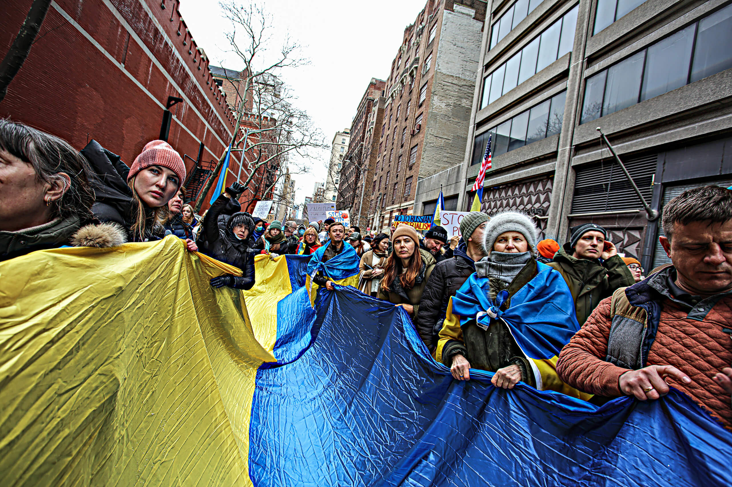 'Stop Putin now!' Hundreds march in Manhattan demanding end of Russia's Ukraine invasion 13