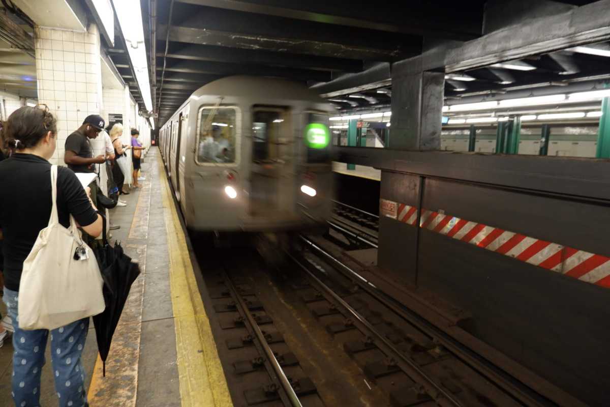 Man caught urinating in Brooklyn subway station allegedly found with two guns and ammo on him: cops 2 Train at Brooklyn station where man was caught urinating and armed with guns