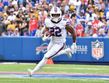 The Giants have signed running back Matt Breida.