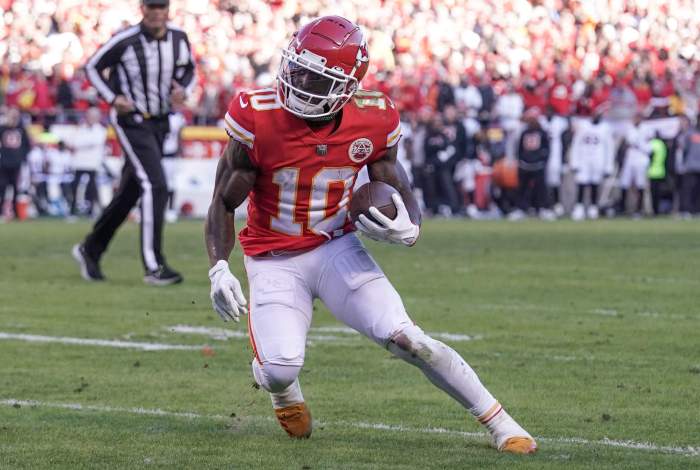 Tyreek Hill runs the ball against the Cincinnati Bengals.