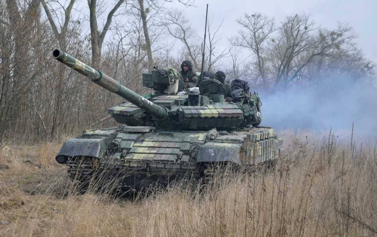 Service members of the Ukrainian armed forces are seen at their positions outside the settlement of Makariv near Zhytomyr