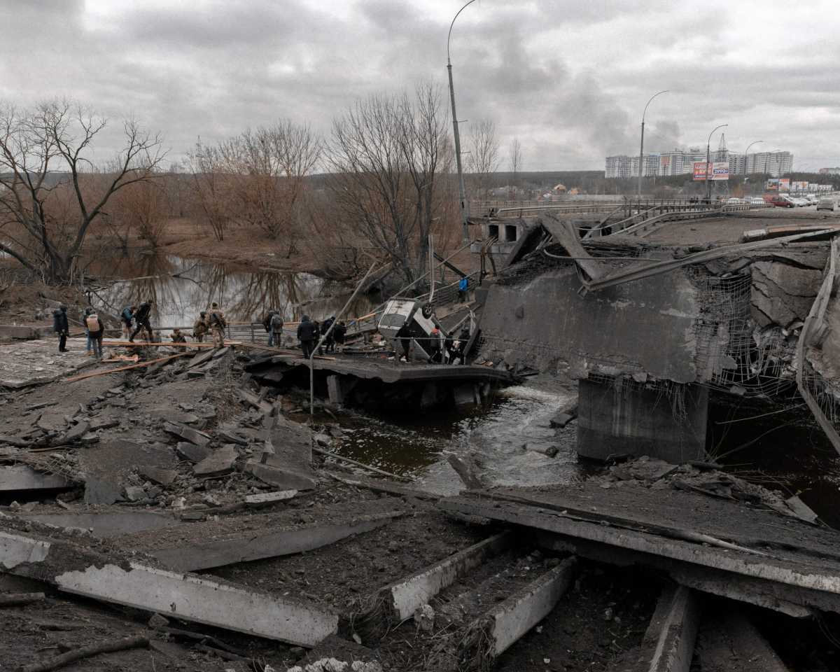 People flee from the city of Irpin in Kyiv region