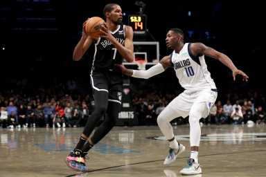 2022-03-17T021745Z_1041647473_MT1USATODAY17910186_RTRMADP_3_NBA-DALLAS-MAVERICKS-AT-BROOKLYN-NETS-1200×800-1