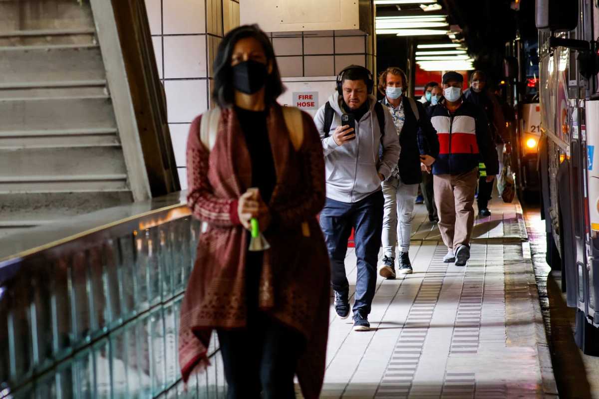 People with and without masks at Port Authority bus terminal in New York
