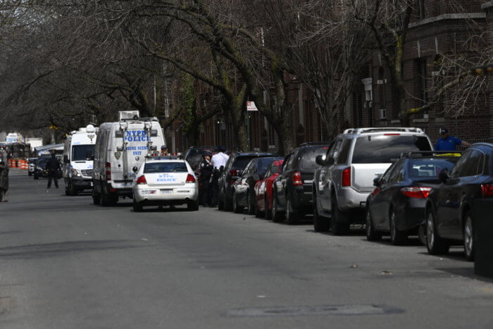 Queens cop shoots machete-wielding man in domestic dispute 3
