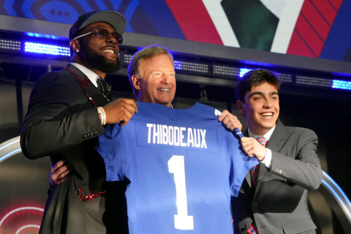 Jets, Giants welcome new crop of draft picks 5 Oregon defensive end Kayvon Thibodeaux with NFL commissioner Roger Goodell and New York Giants fan Sam Prince after being selected by the Giants.