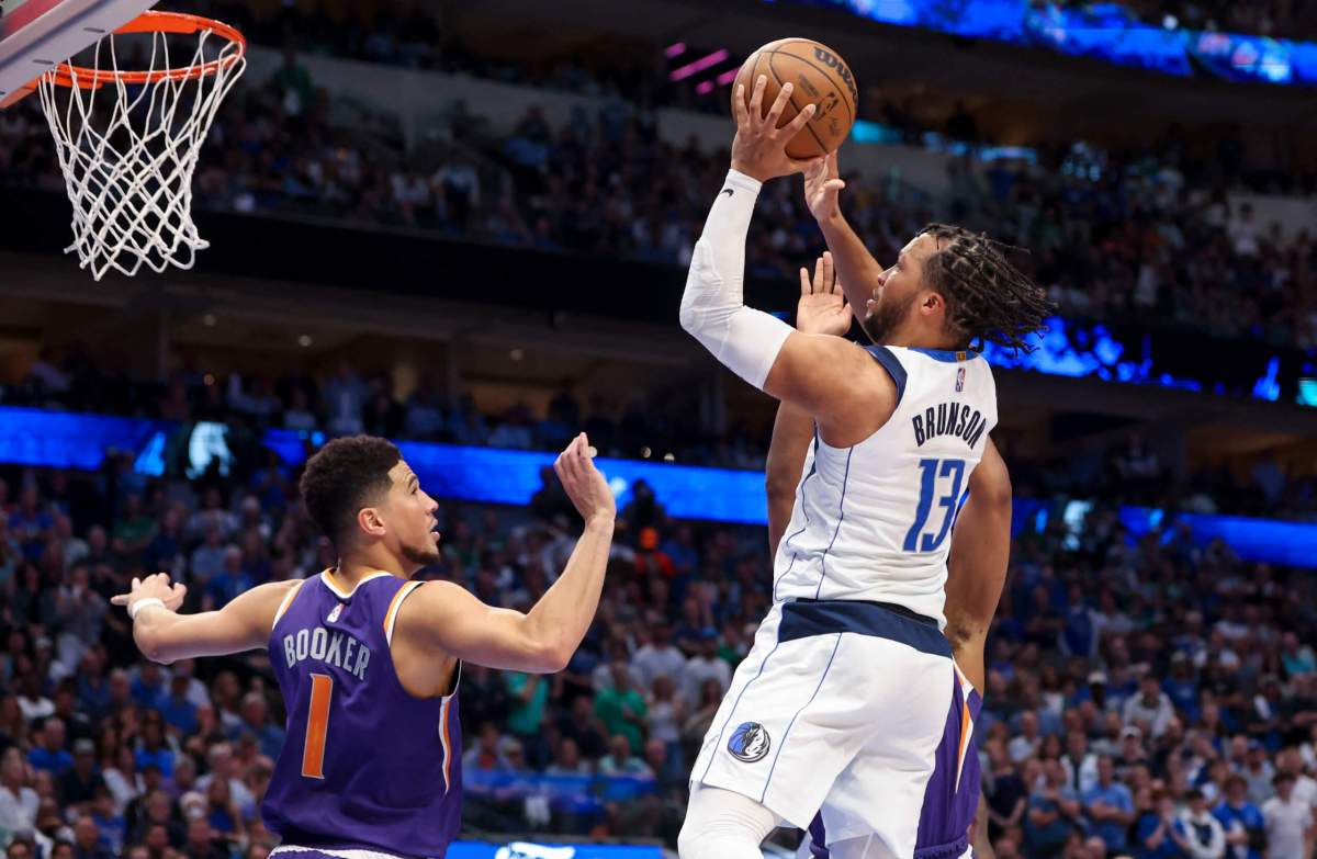 Dallas Mavericks guard Jalen Brunson shoots over Phoenix Suns guard Devin Booker.