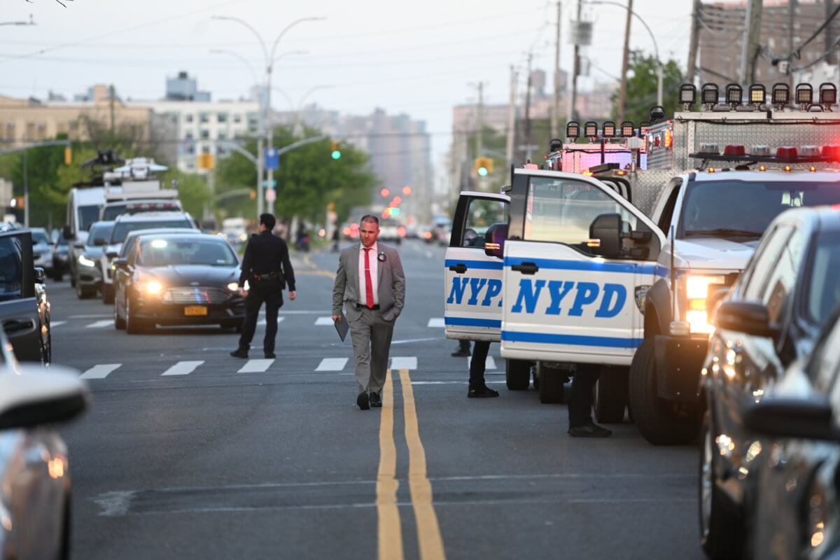 Brooklyn cops seek suspect after pit bull bites officer's head in Coney Island 5