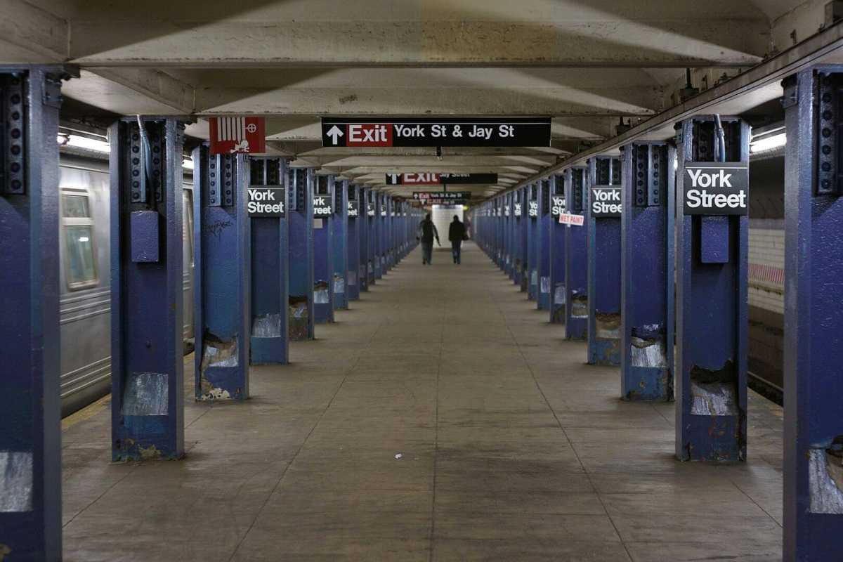 1620px-NYCS_IND_6thAve_YorkStreet-1