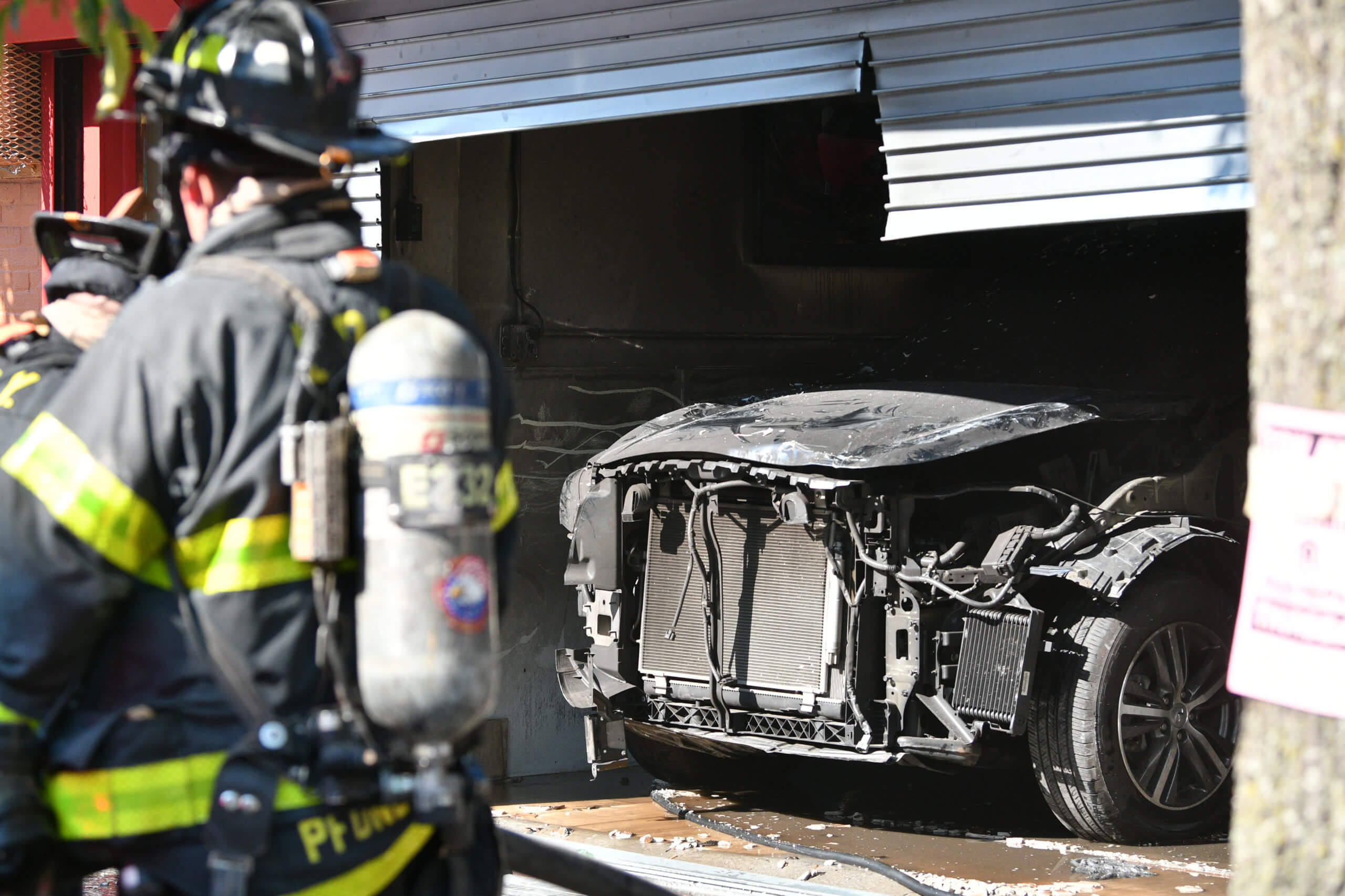 Firefighters quickly take on car fire in Brooklyn building 6