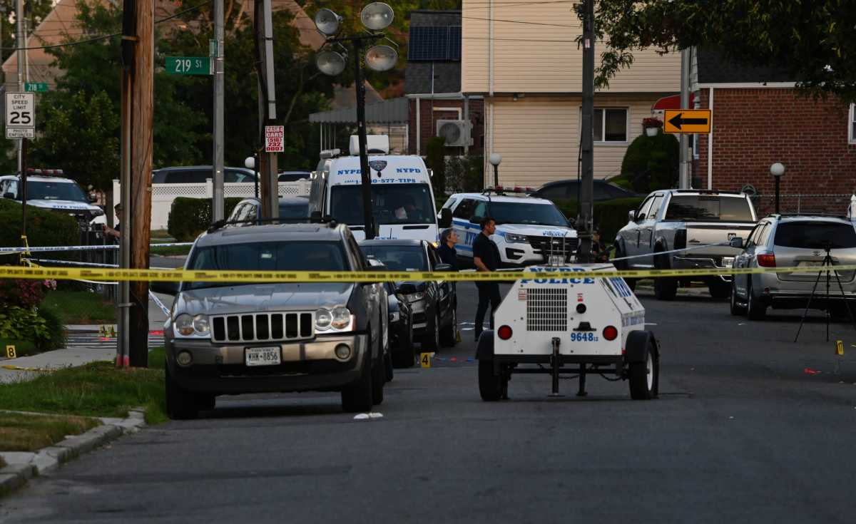 Queens shootout leaves three injured