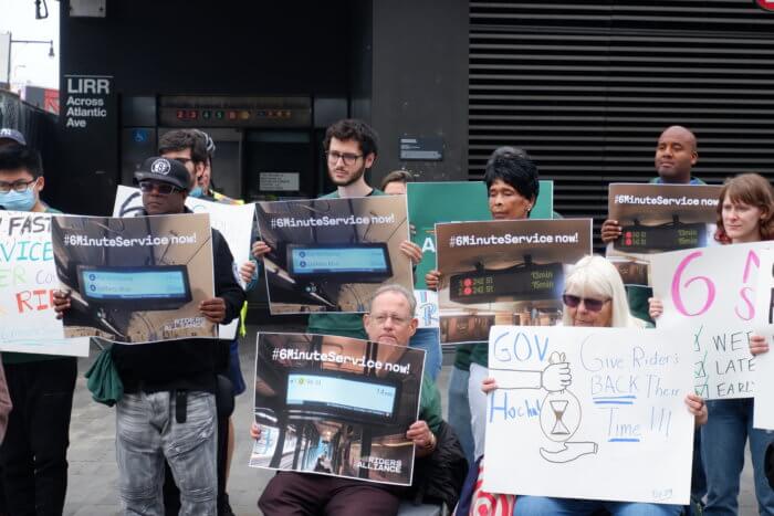 Contest looks for worst NYC subway and bus wait times 3