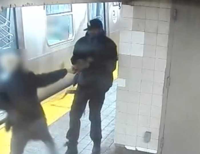Midtown robber attacks man in subway station