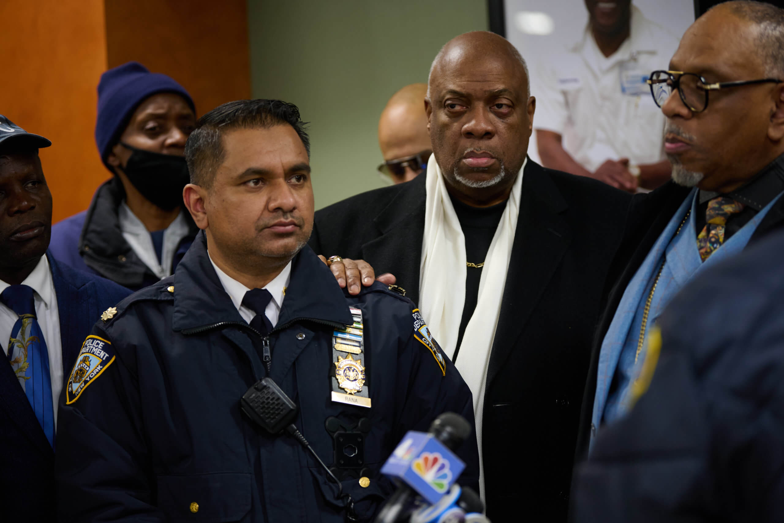 Brooklyn community comes together at prayer vigil for critically wounded off-duty cop 4