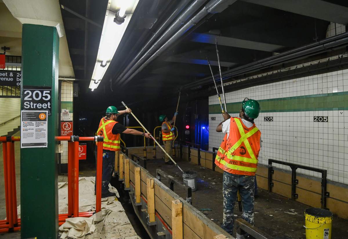 MTA has revamped 11 stations this year, plans to upgrade another 30 by year end 5 Maintenance personnel at Norwood-205 St on the D line (Marc A. Hermann / MTA