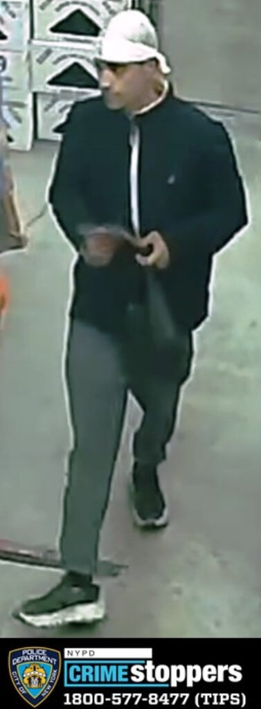 Cops seek crook who threatened Bronx discount store worker 3