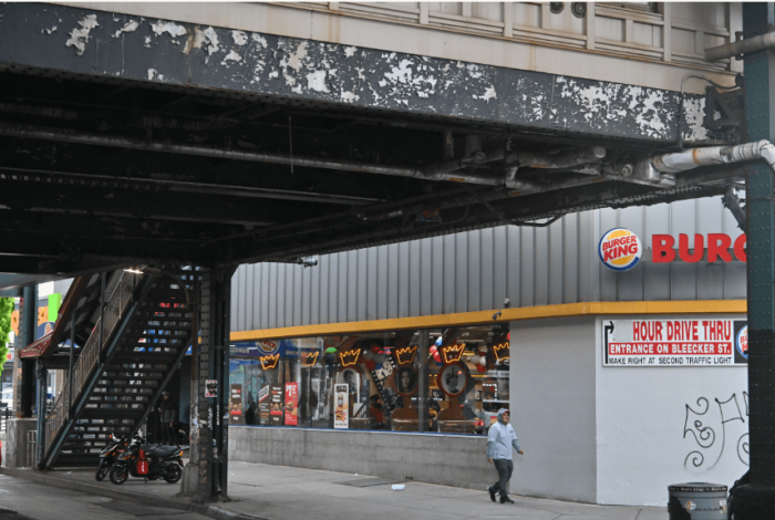 Locals: Lead paint continues to rain down on Bushwick from elevated subway tracks, years-long problem 6 Paint is visibly chipping from the elevated M train station at Knickerbocker Avenue
