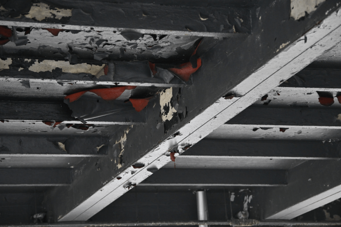 Locals: Lead paint continues to rain down on Bushwick from elevated subway tracks, years-long problem 7 Paint can visibly be seen chipping and peeling from underneath the elevated M train tracks