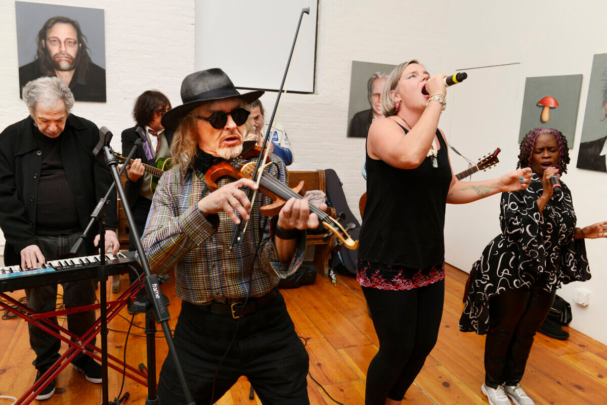 Walter Steding playing violin at the Howl ! solo show opening, accompanied by Robert Aaron on keyboards, Joff Wilson on guitar, Mac Gollehon on trumpet, Emma Kazakevicius and Zandrina Stewart , vocals