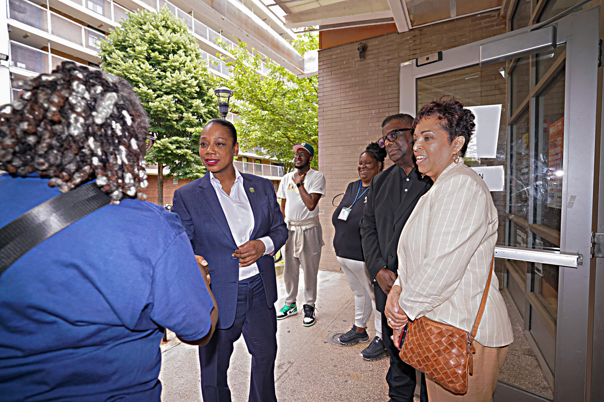 NYPD Commissioner visits crime-heavy area of Staten Island, pledging more police resources 7 NYPD Commissioner Keechant Sewell meets with locals