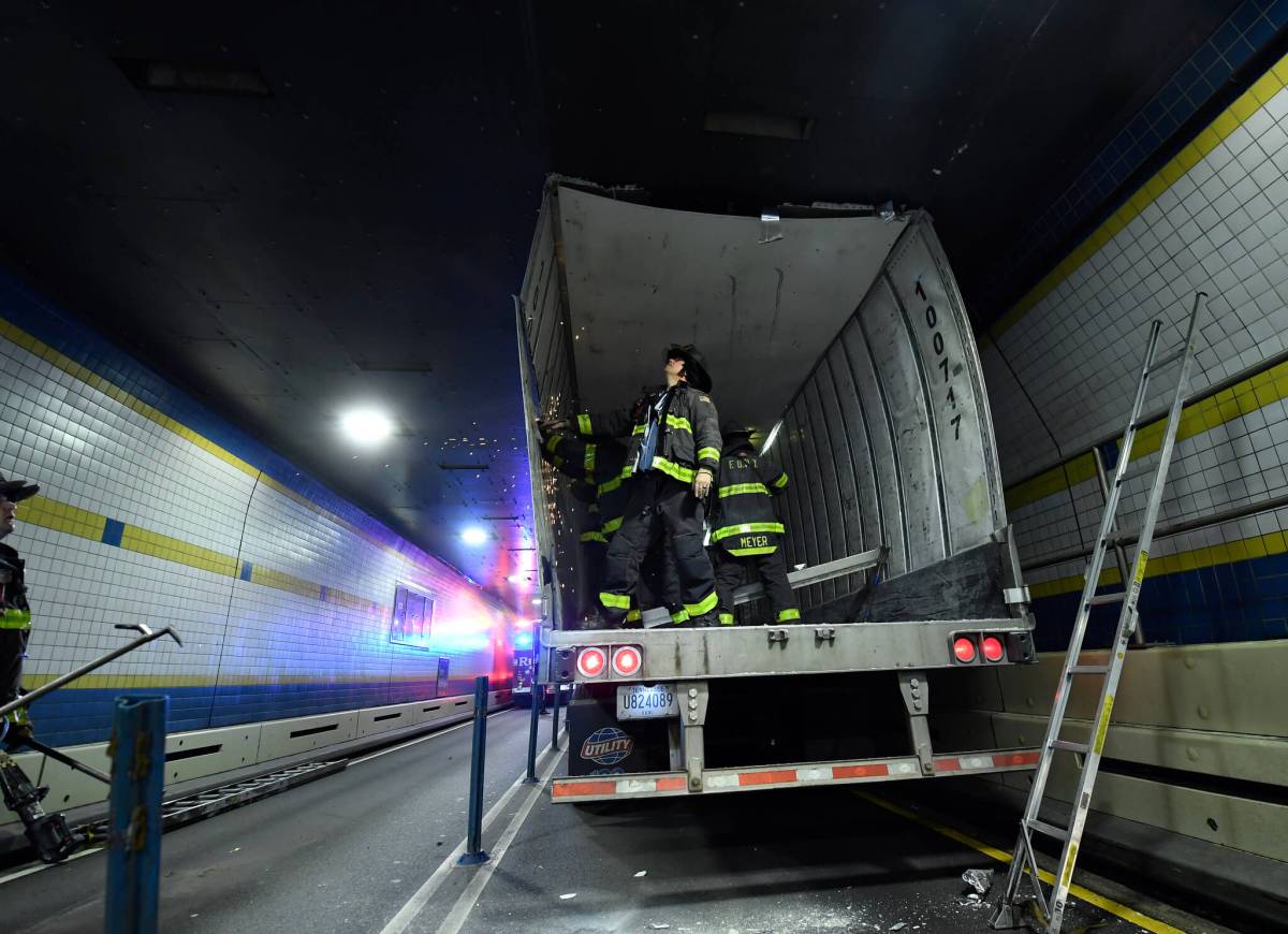 Truck stuck! Driver ticketed after wedging tractor trailer in Hugh Carey Tunnel, causing traffic nightmare 6 TBTA and FDNY respond to the west tube of the Hugh L. Carey Tunnel where an overheight Manhattan-bound tractor-trailer became stuck on Thursday, Sep 28, 2023.