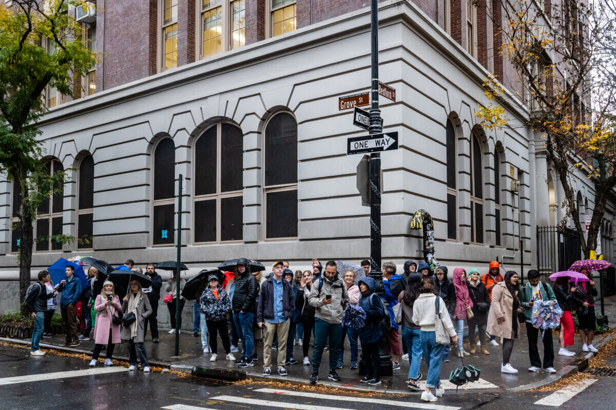 Line of people outside Friends house paying tribute to Matthew Perry