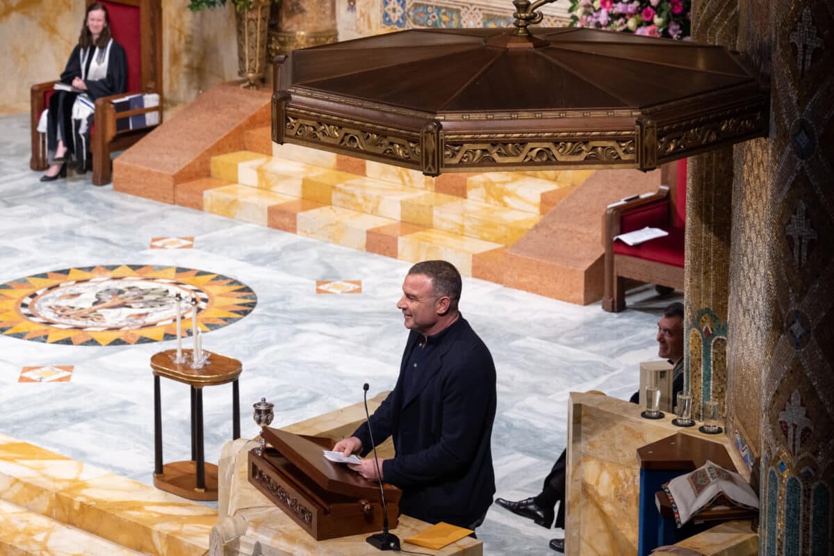Actor Liev Schreiber speaks at Upper East Side temple in effort to bolster Ukraine humanitarian aid 6 Liev Schreiber talks Ukraine aid at Upper East Side temple