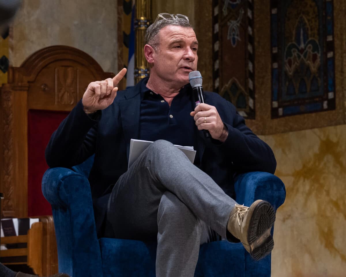 Actor Liev Schreiber speaks at Upper East Side temple in effort to bolster Ukraine humanitarian aid 7