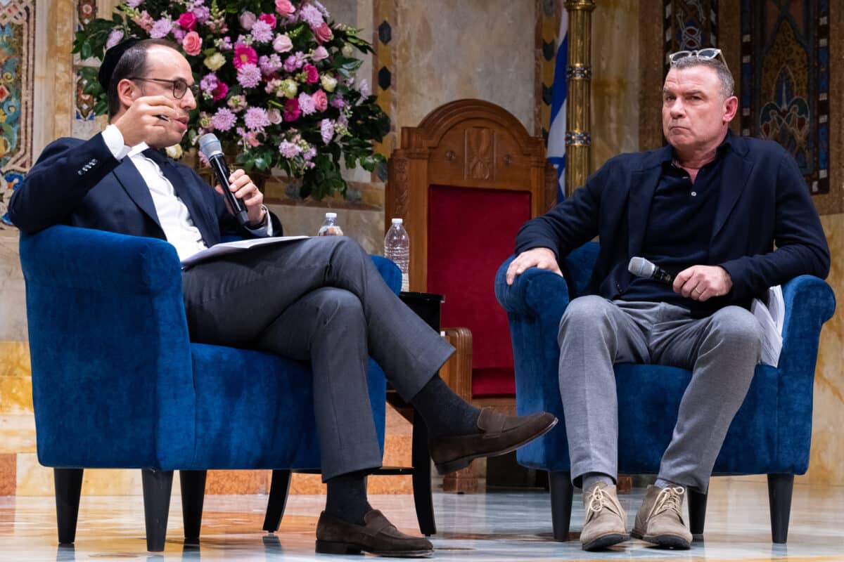 Actor Liev Schreiber speaks at Upper East Side temple in effort to bolster Ukraine humanitarian aid 8