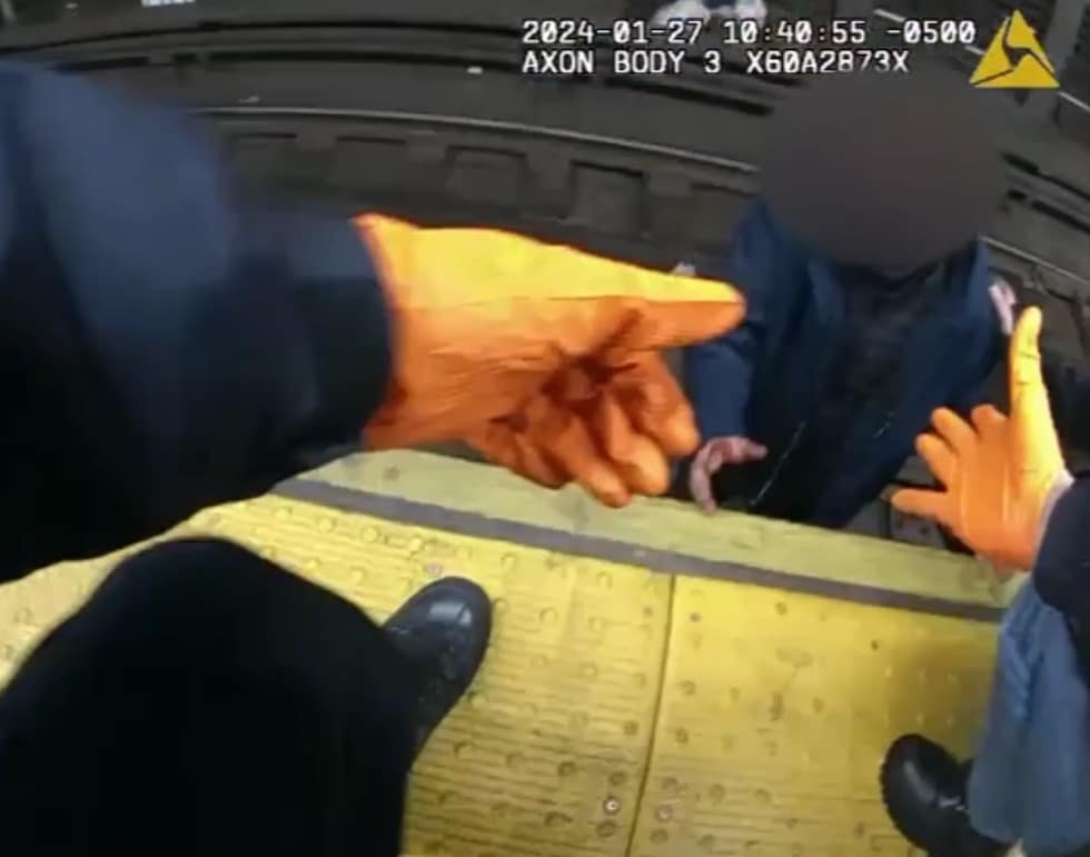 How to save a life: Hero cops in Brooklyn recount moment they saved straphanger from oncoming train 8