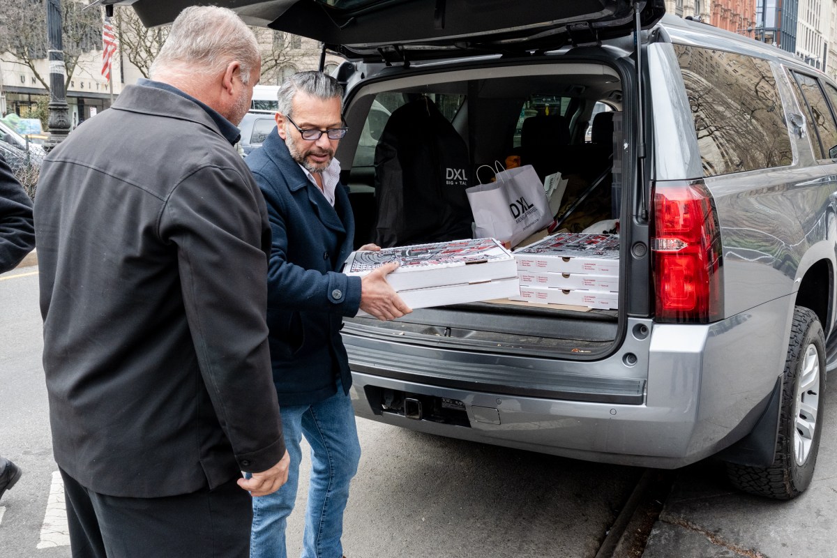 Staten Island man flings pizza at City Hall 