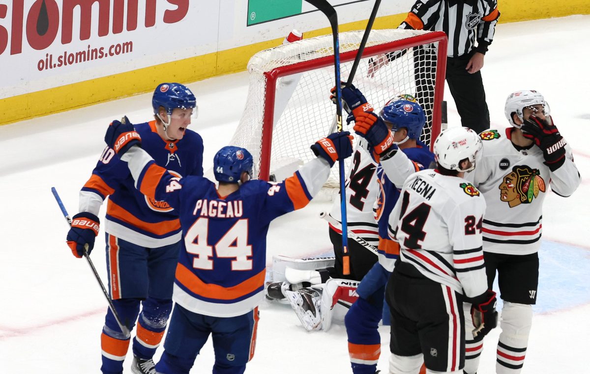 Islanders Blackhawks Holmstrom goal