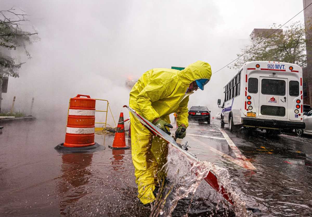 Con Ed crew deals with flooded street in Manhattan amid climate change