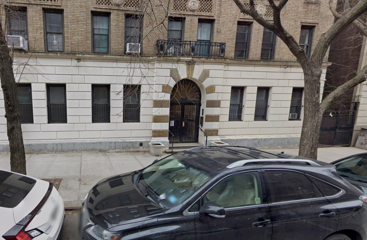 Manhattan woman stabbed dead in front of apartment building during domestic dispute: cops 3 Manhattan apartment building where woman was stabbed dead