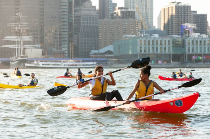 Kids kayaking in Brooklyn Bridge Park