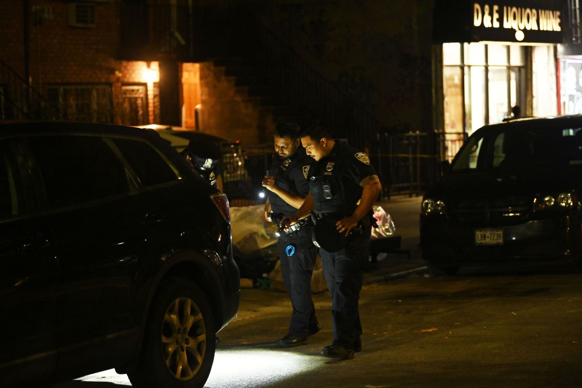 Brooklyn gunman on Citi Bike shoots man dead on street: cops 5 NYPD Officers at Crime Scene