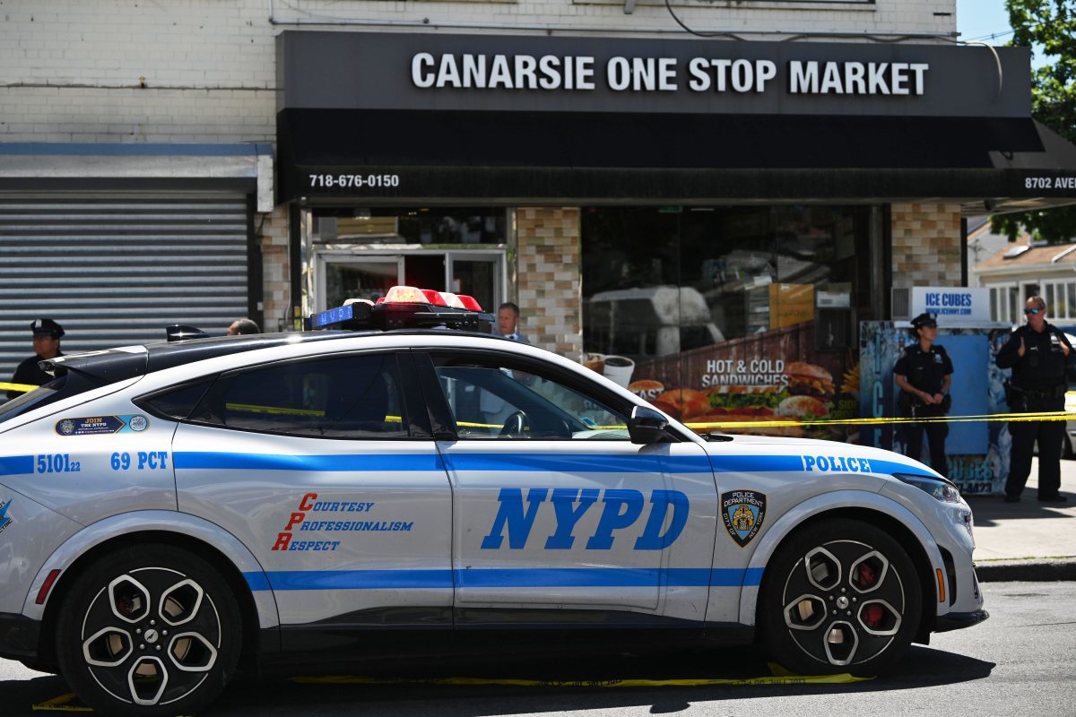 Suspects in Brooklyn bodega shooting still on lam after wounding two men 5