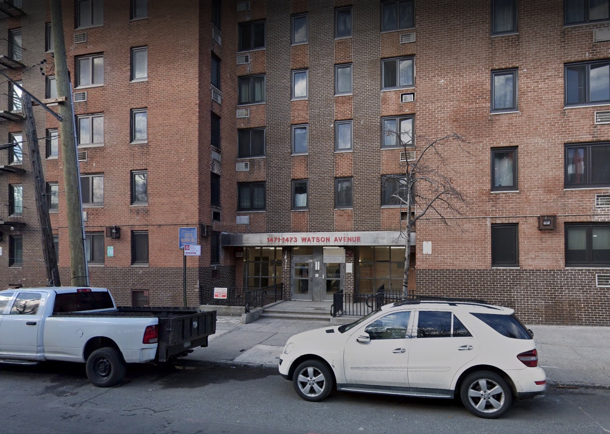 Bronx man stabbed to death in apparent domestic dispute with ex-girlfriend: cops 3 Bronx apartment building where man was stabbed dead