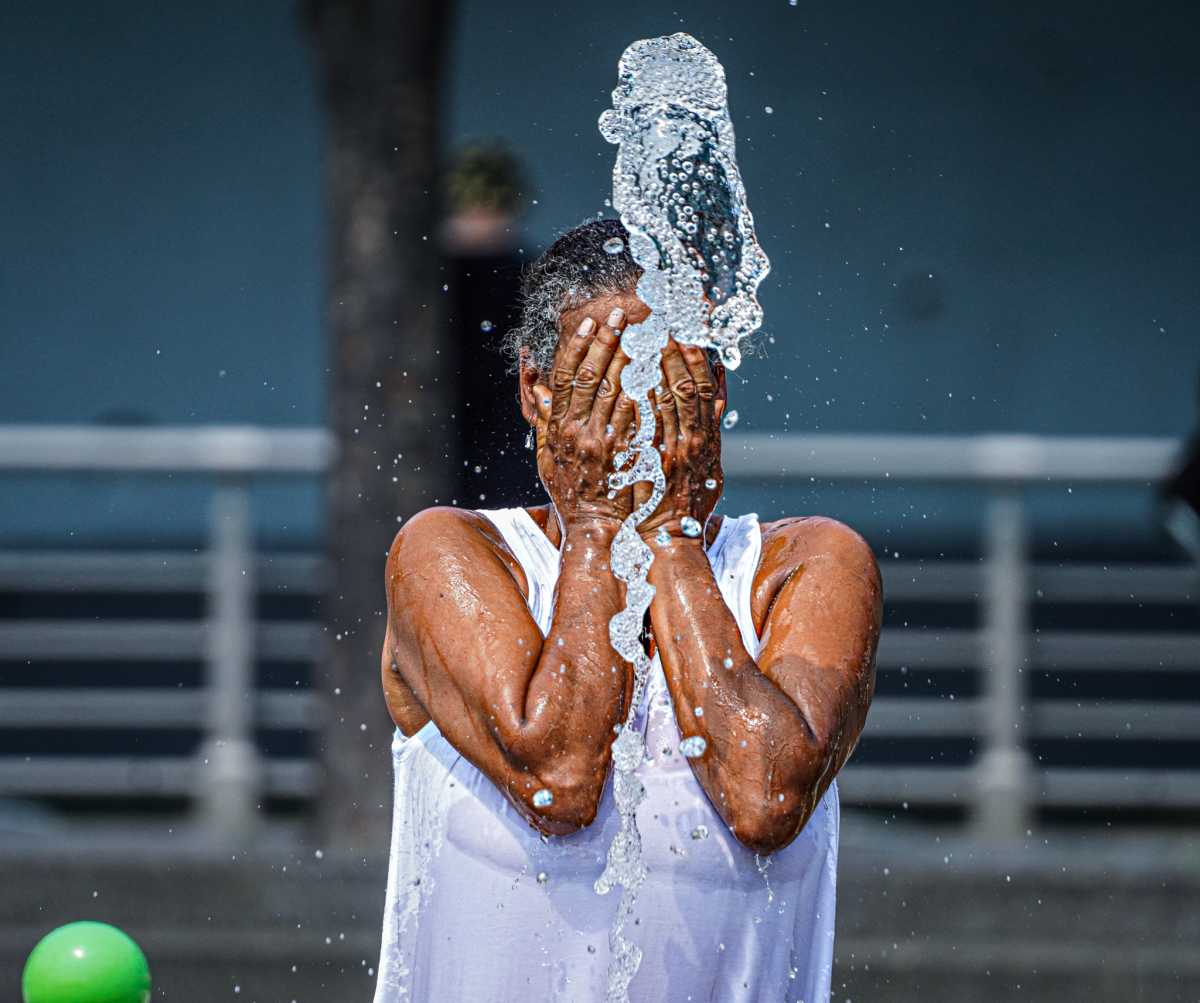 BIG APPLE BAKE-OFF: How New Yorkers are keeping themselves cool during blistering heat 13 New Yorker splashes face with water during heat wave