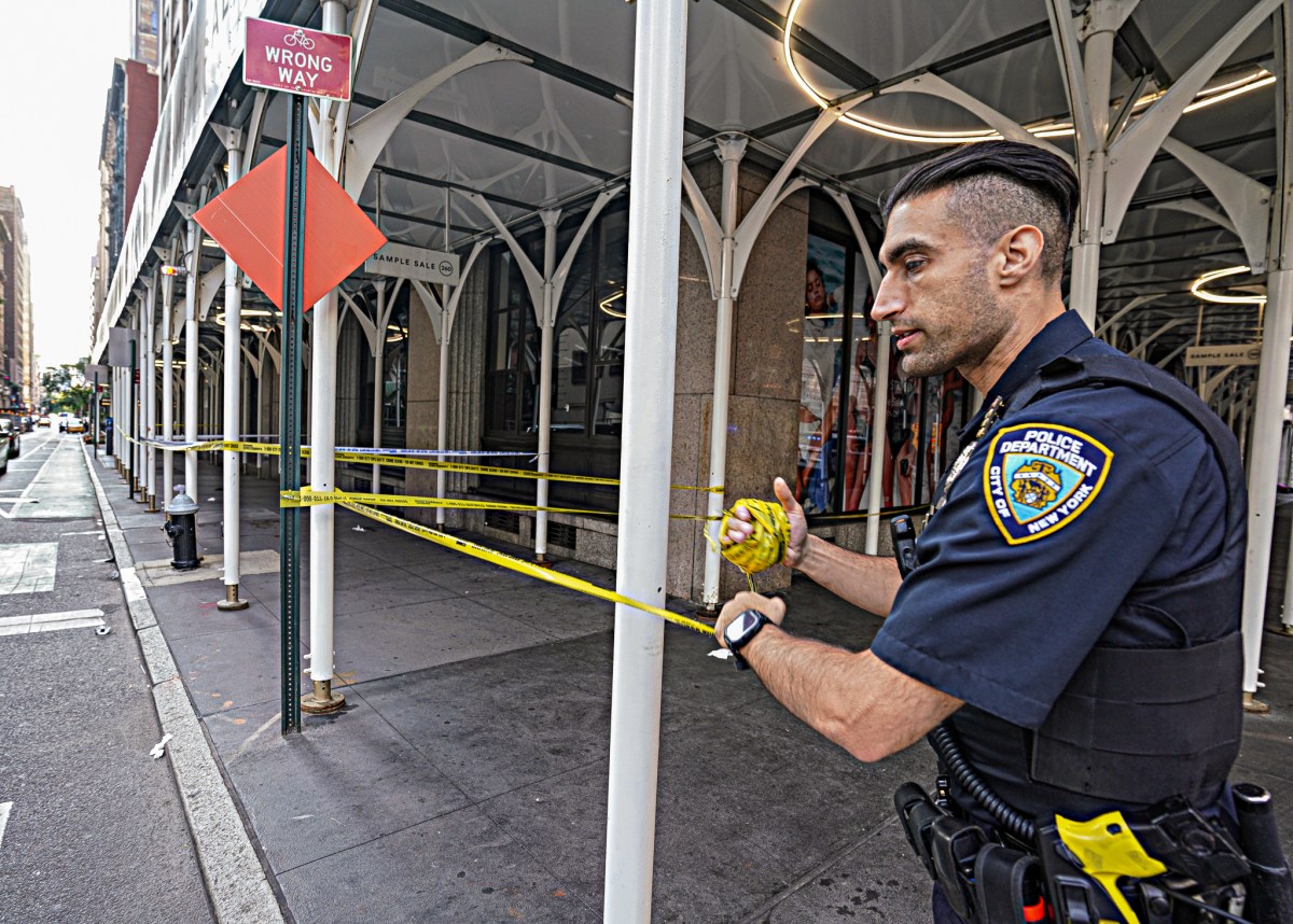Early morning Manhattan robbery ends with bloody stabbing: cops 5