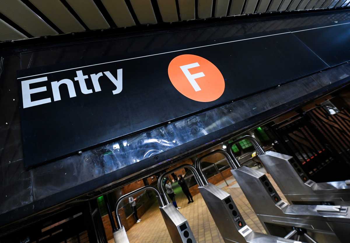 F train sign in Queens