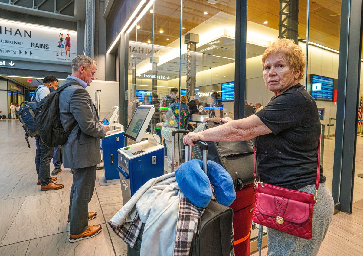 Amtrak train derails at Penn Station, snarling commuters amid Wednesday afternoon rush 2 Penn Station commuters impacted by Amtrak derailment