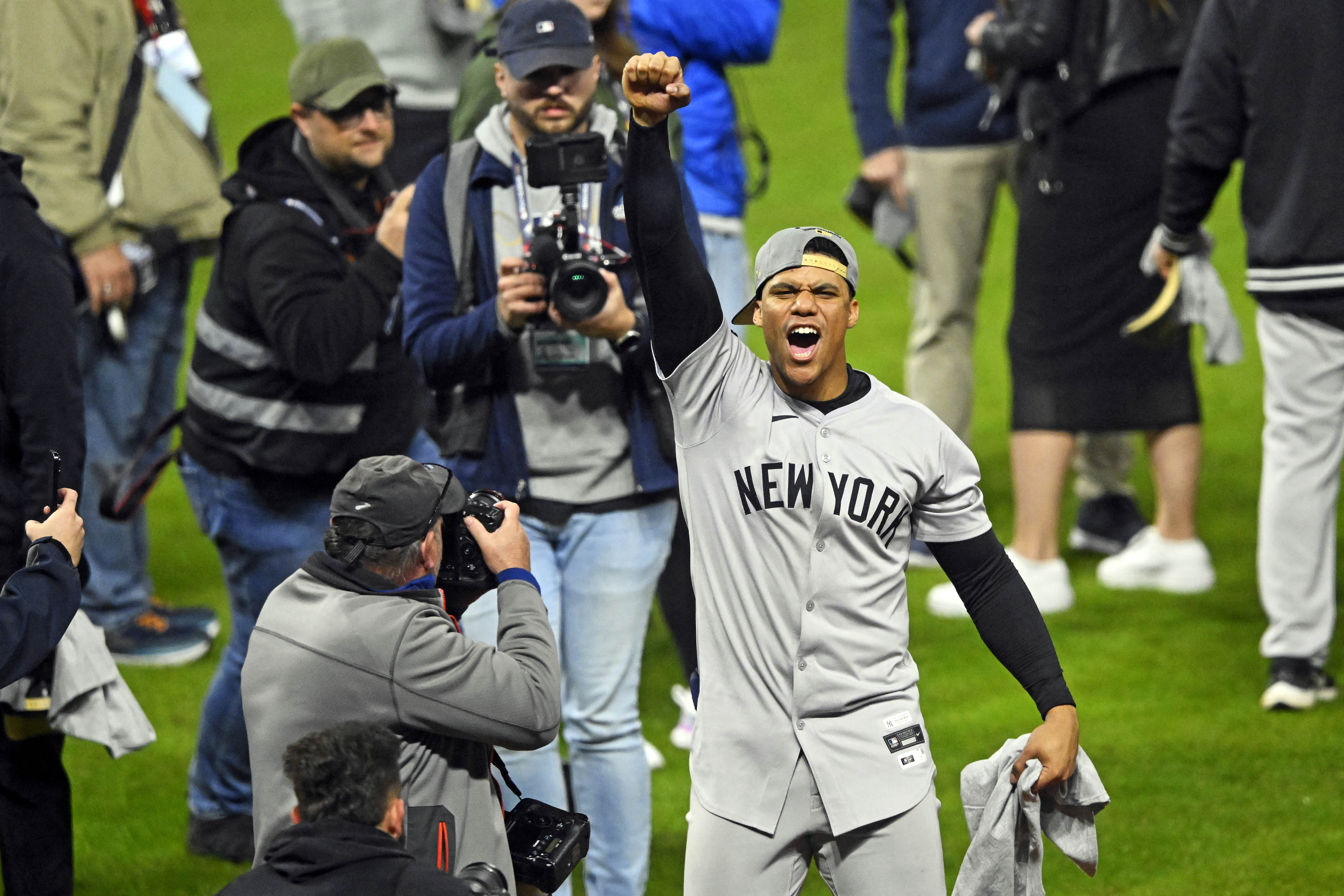 Juan Soto reports to spring training, Mets dream now officially reality 2 Juan Soto celebrate Yankees ALCS win