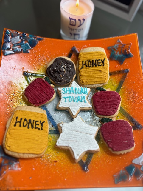 Upper East Side mom is fighting antisemitism in a 'sweet' way 2 Rosh Hashanah themed cookies